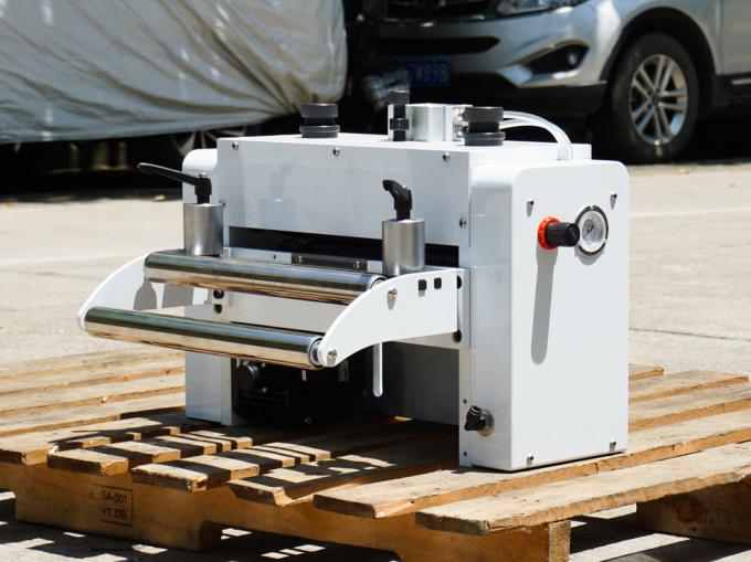 High precision servo feeder with ±0.1mm accuracy and 16m/min speed, close-up of the feeding rollers and material guide